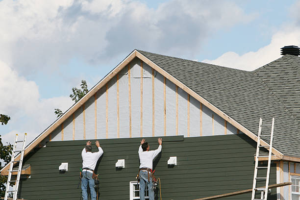 Professional Vinyl Siding technician working in Wellington, TX